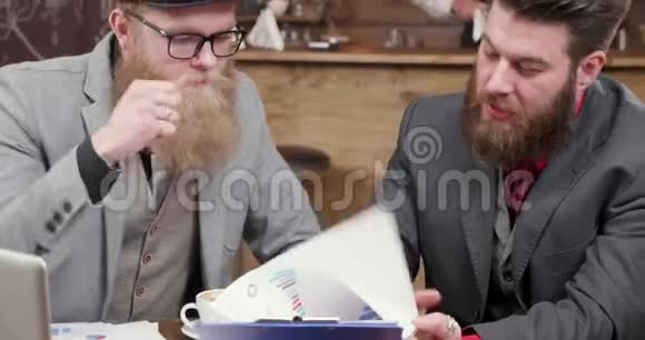 两个时尚的男性在商务会议上享受咖啡视频的预览图