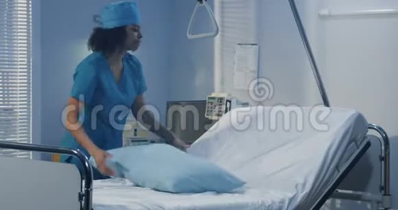由护士携带的男性病人视频的预览图