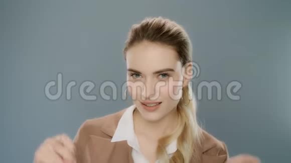 年轻的商界女性抢手指快乐的女人视频的预览图