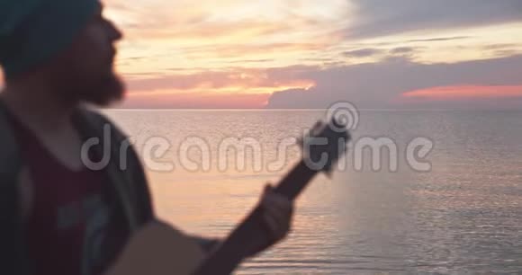 日出时在海边弹吉他的人视频的预览图