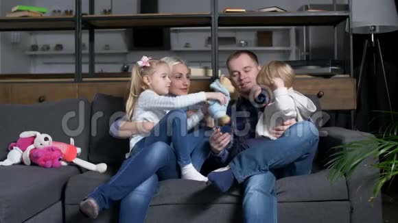 幸福的家庭在家与幼儿交流视频的预览图