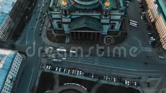 圣彼得堡圣以萨克大教堂的鸟瞰这是这个城市的历史中心令人敬畏的飞行视频的预览图