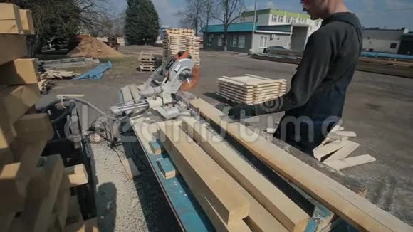 年轻木工工人穿制服使用木材切割机视频的预览图