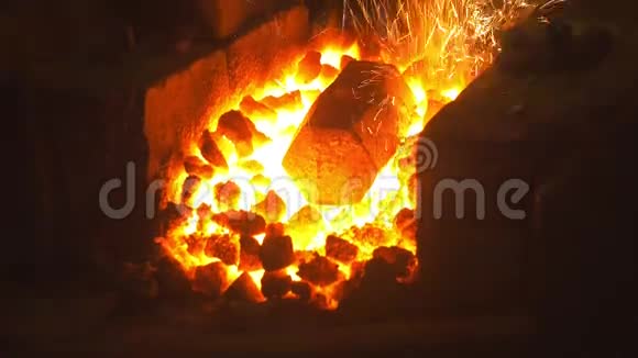 火箱里的煤视频的预览图