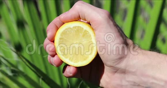 一只手捏着柠檬视频的预览图