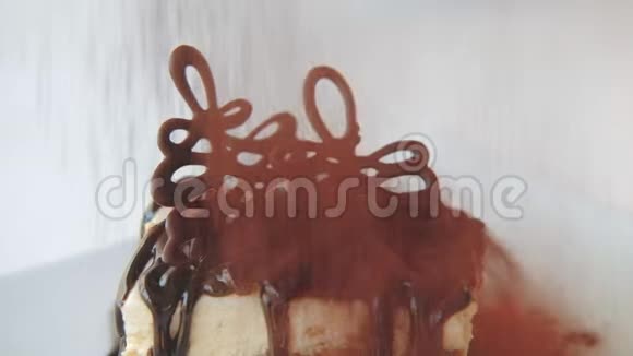 餐厅甜点装饰可可粉提拉米苏视频的预览图