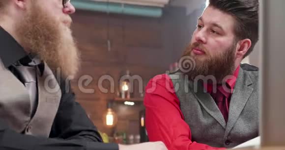 一位英俊的男性留着短发留着长长的胡子在网上和他的朋友聊天视频的预览图