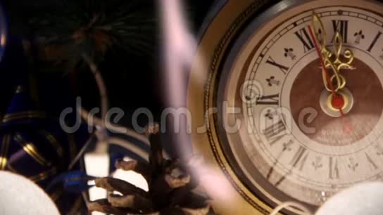 美好的时钟模糊圣诞背景2020时钟显示午夜是十二点视频的预览图
