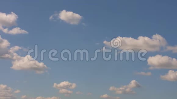 蓝色天空白色绒毛云慢慢向左向右移动视频的预览图