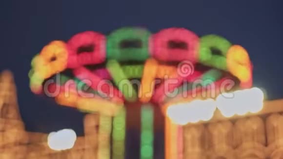 莫斯科俄罗斯12月6日莫斯科市圣诞博览会上背景模糊的旋转木马视频的预览图