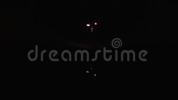 女孩艺术家在桥下旋转二极管poi在夜间慢动作视频的预览图