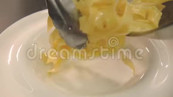 虾阿尔弗雷多意大利面倒奶油酱咖啡视频的预览图