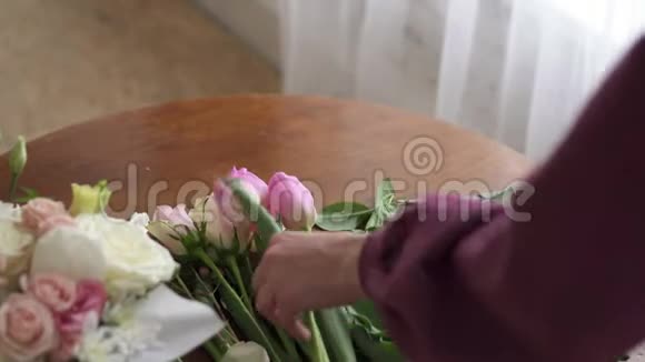 女性手切花茎用割枝视频的预览图