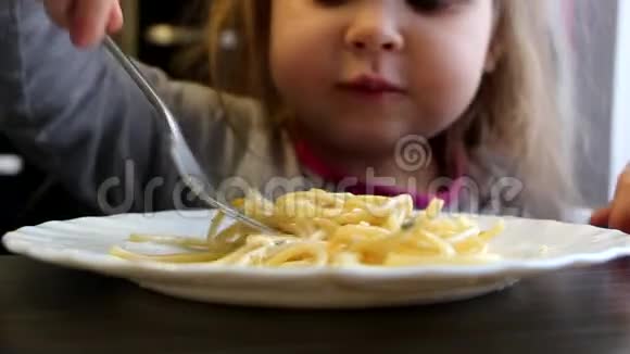 小女孩在吃意大利面视频的预览图