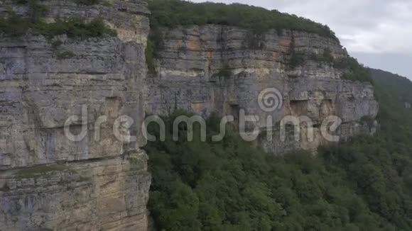 云层中令人惊叹的悬崖从俄罗斯梅兹梅村的一个直升机上射击视频的预览图