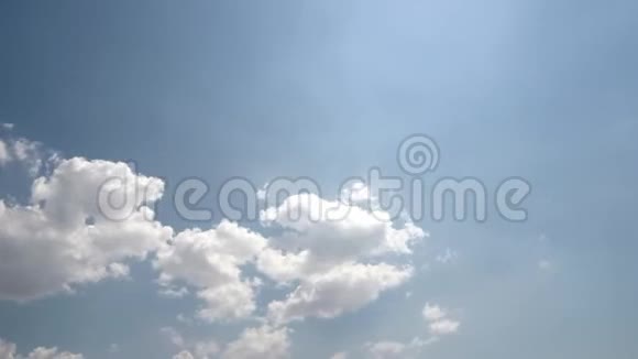 夏季蓝天少云希腊哈尔基迪基地区视频的预览图