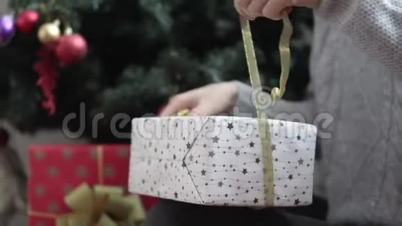 女人双手在新年礼物上系丝带视频的预览图