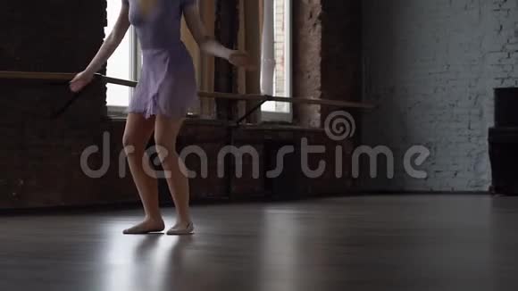 有趣的腿在慢动作中跳舞视频的预览图