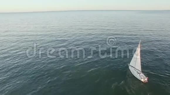 一艘帆船在海岸线附近的海上航行时被击中的空中射击视频的预览图