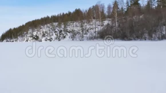 摄像机沿着布满森林的小山移动雪车视频的预览图
