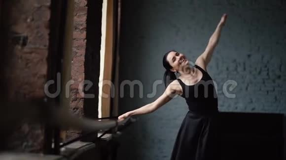 快乐和微笑镜头芭蕾舞使舞蹈运动和微笑视频的预览图