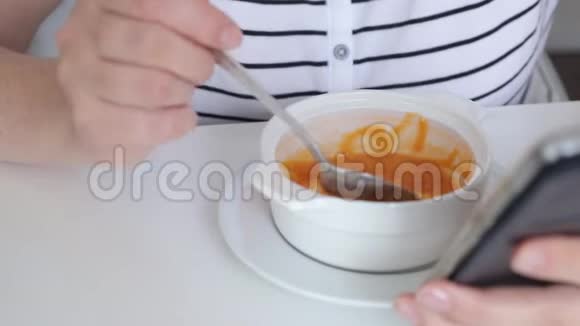 女人在白碗里吃西班牙汤视频的预览图