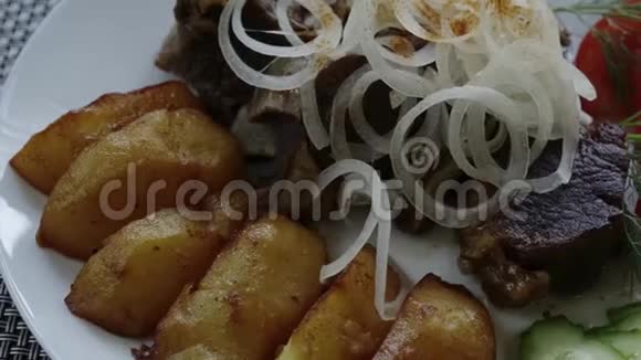 烤土豆和新鲜蔬菜和羊肉蔬菜炖羊肉视频的预览图