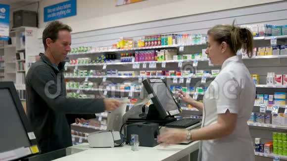 顾客从药房购买药品视频的预览图
