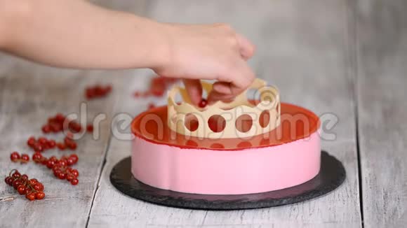 慕斯蛋糕白色背景上有红色的醋栗蛋糕装饰用红色醋栗视频的预览图