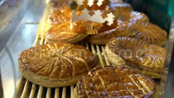4K街道市场出售著名的GaletteDesrois传统酥饼蛋糕视频的预览图