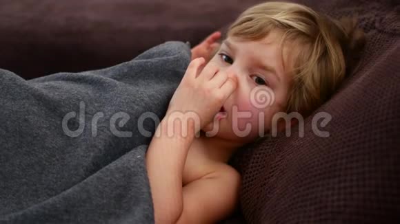 女孩用手指戳鼻子攻击性儿童视频的预览图