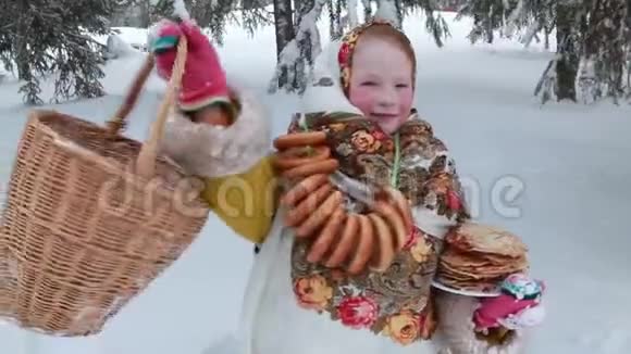 漂亮的俄罗斯女孩戴着围巾在街上手里拿着草篮和煎饼煎饼周视频的预览图