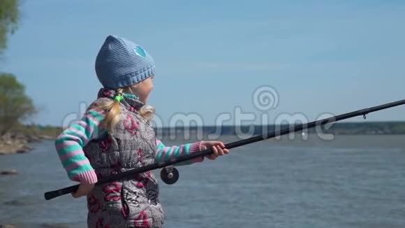 年轻女孩钓大鱼竿视频的预览图