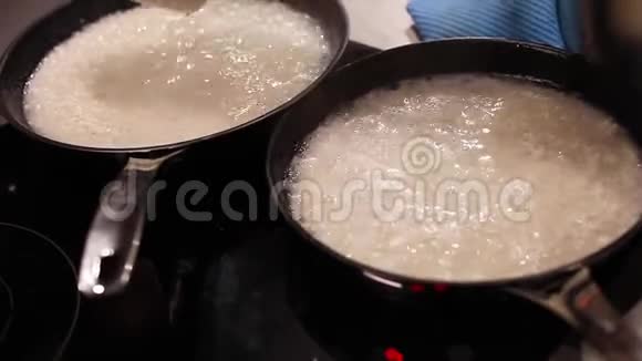 厨师用锅煮米饭从盘子里蒸出来食物大师级有选择性的专注视频的预览图
