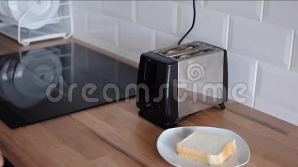 女人在烤面包机上做饭视频的预览图