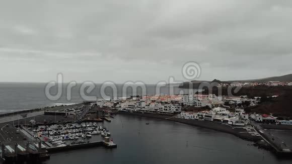 加那利附近一个美丽海湾的全景游艇船鸟瞰图多云多风的一天视频的预览图