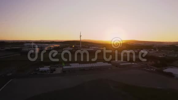 在田园诗般的日落前无人机飞向静止的风力涡轮机英国约克郡谢菲尔德视频的预览图