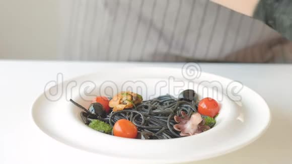 意大利菜鱿鱼墨汁黑色面食视频的预览图