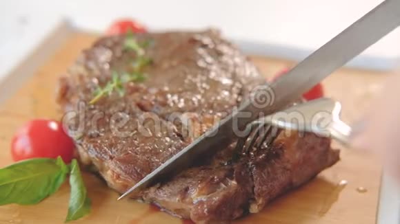 红肉牛腰肉手切多汁牛排视频的预览图