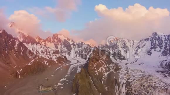 天山山在日落高空超脱视频的预览图