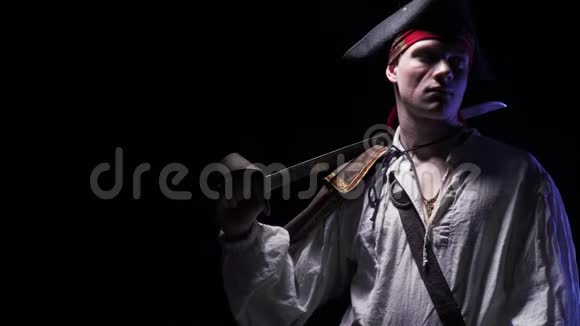 年轻的海盗戴着一顶帽子肩上扛着一把生锈的旧剑视频的预览图