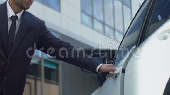 私人保镖为女老板打开汽车门保障职责服务视频的预览图