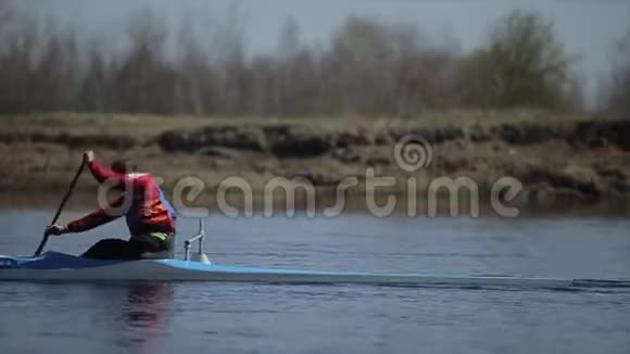 人在独木舟上划船划艇划艇划艇培训做皮划艇追踪射击慢动作视频的预览图