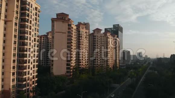 日落时有新高层建筑的住宅区视频的预览图