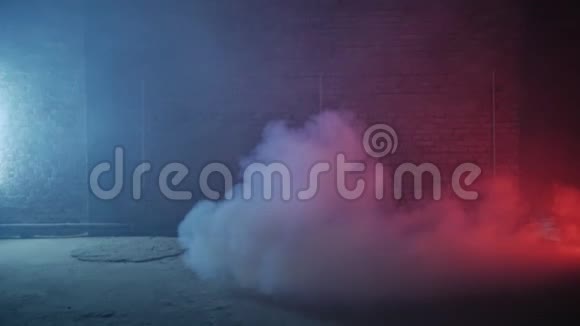 4K房间里充满了烟雾从右边出现的骑自行车的人从烟雾中穿过视频的预览图