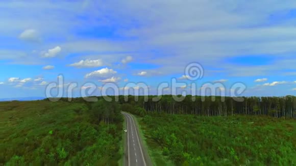 穿过森林的路晴天的高速公路顶景视频的预览图