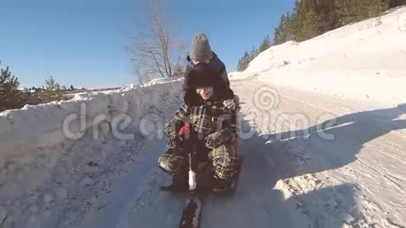 三个孩子正从一座山上骑着一辆雪地摩托车视频的预览图