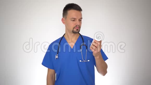 男医生正在给药瓶开处方视频的预览图