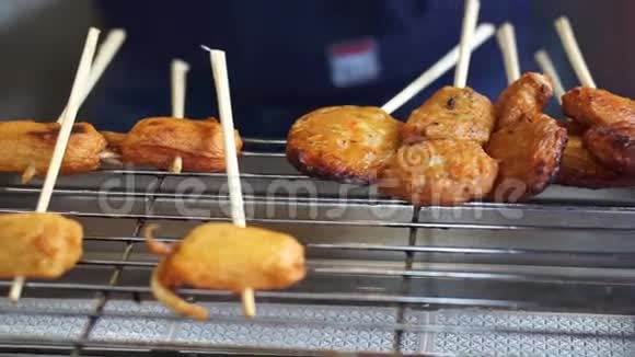 在日本市场上用手在电烤架上烤鱿鱼球视频的预览图