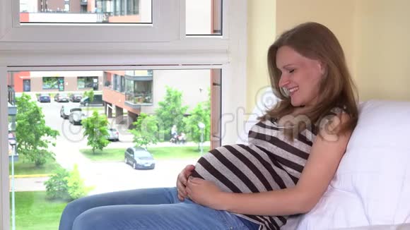 爱玩的孕妇在肚子里和未出生的婴儿聊天玩耍视频的预览图